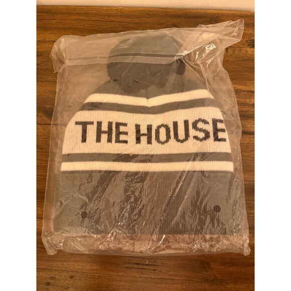 The House Gray and White Winter Pom Pom Hat Beanie NWT - Picture 2 of 2